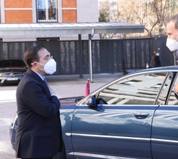 Su Majestad el Rey recibe el saludo del ministro de Asuntos Exteriores, Unión Europea y Cooperación, José Manuel Albares, a su llegada a la nueva sede